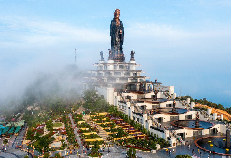 Toan canh nui ba den